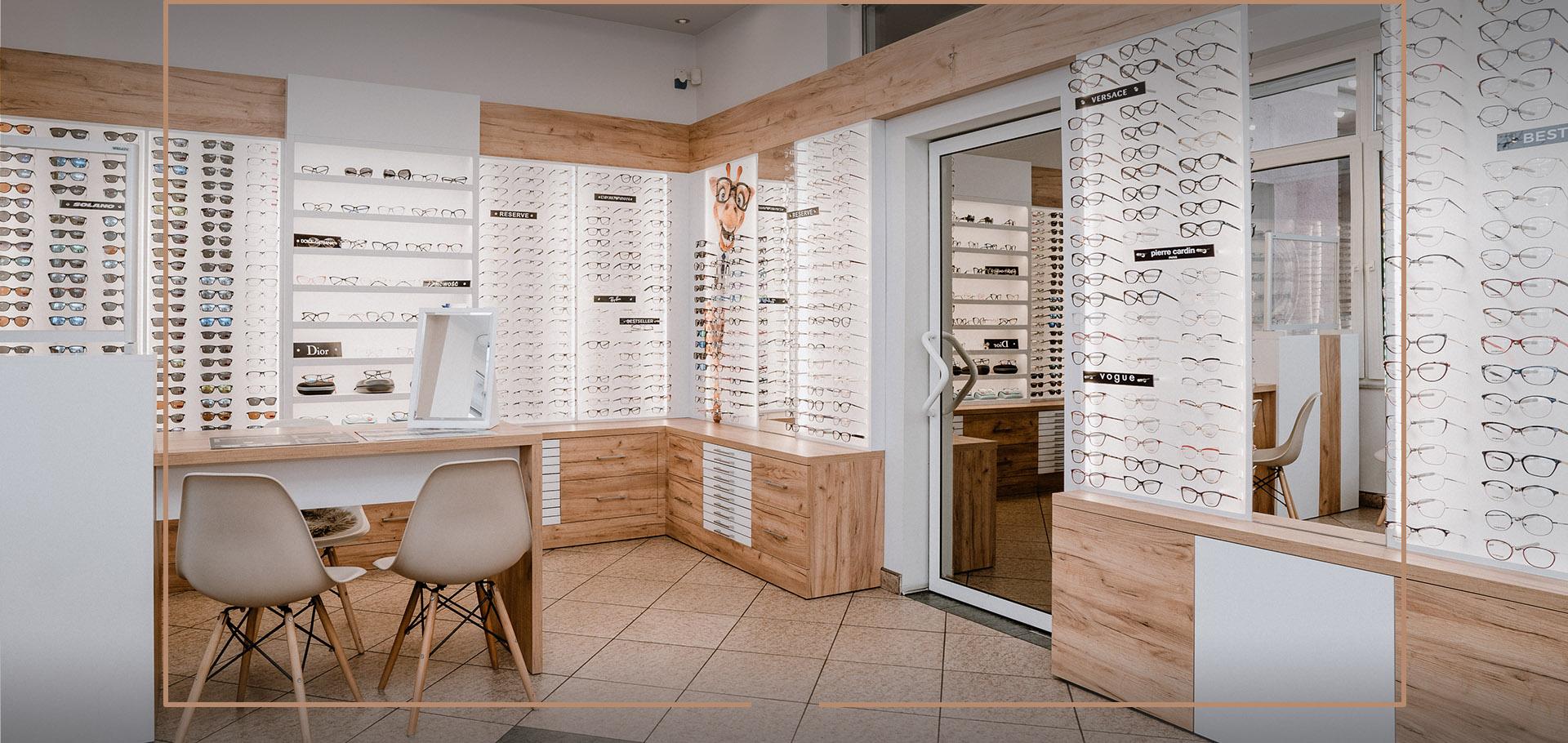 salon optyczny z żyrafą na ścianie